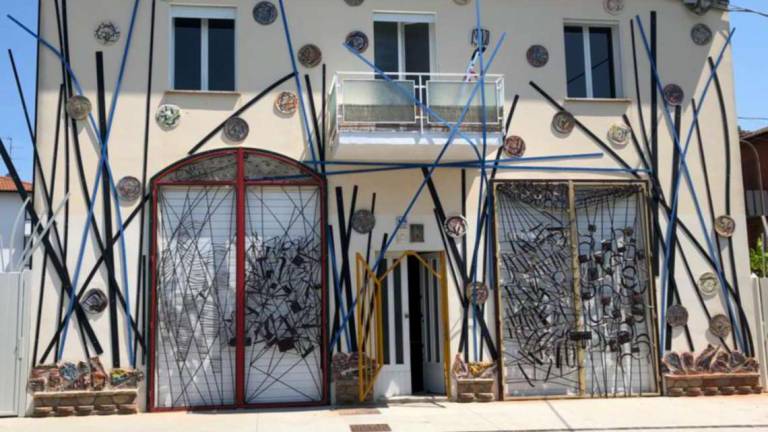 Artista faentino accoglie i profughi nella sua casa-museo Artista faentino accoglie i profughi nella sua casa-museo
