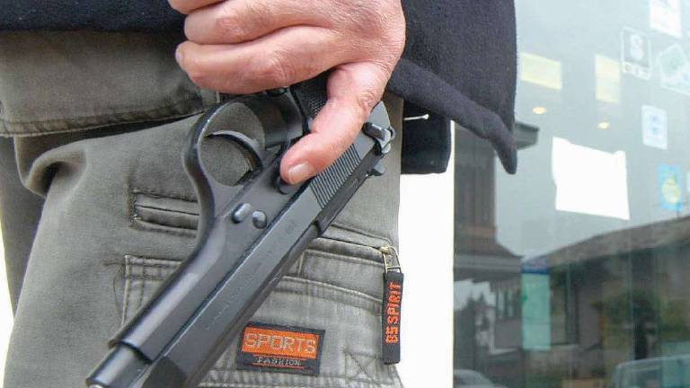 Ravenna, lo minaccia con la pistola: Dammi i soldi o ti strappo le budella Ravenna, lo minaccia con la pistola: Dammi i soldi o ti strappo le budella