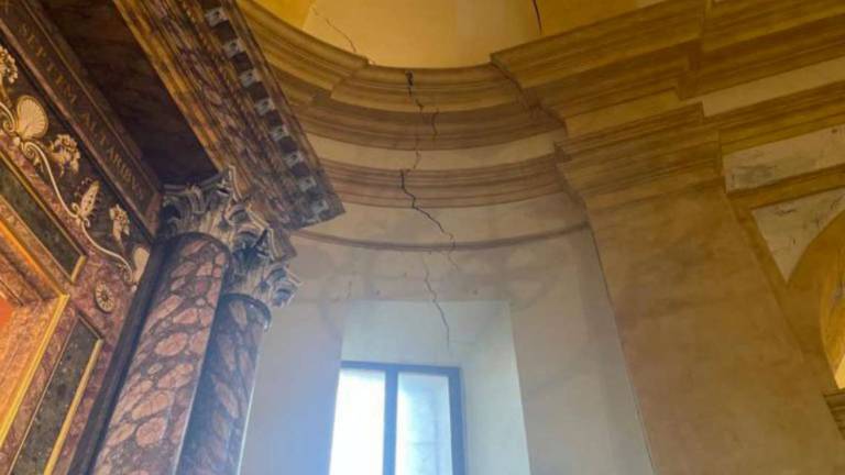 Brisighella, crepe pericolose: chiusa la Collegiata Brisighella, crepe pericolose: chiusa la Collegiata