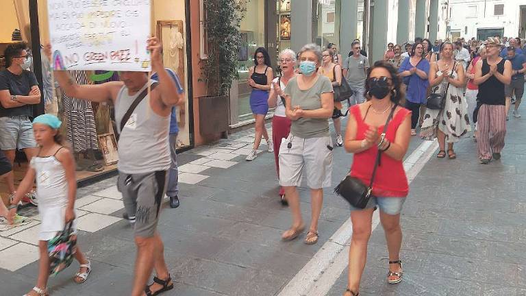 Cesena, no green pass: corteo non autorizzato con stella di David Cesena, no green pass: corteo non autorizzato con stella di David