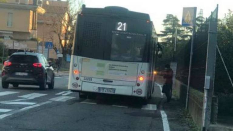 Cesena, fermata del bus pericolosa: Si rischia di venire schiacciati contro un muretto Cesena, fermata del bus pericolosa: Si rischia di venire schiacciati contro un muretto