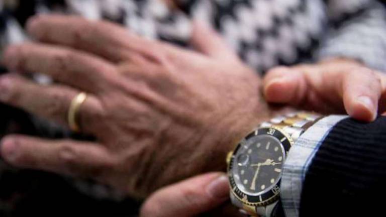 Rimini, va a cena e gli rubano due Rolex da 50mila euro Rimini, va a cena e gli rubano due Rolex da 50mila euro