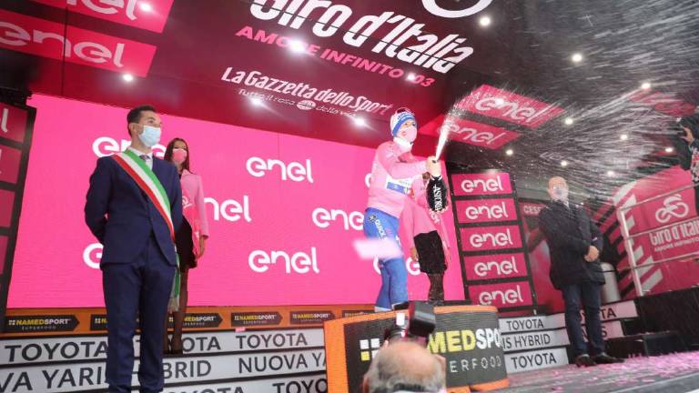 Ciclismo, il Giro riparte da Cervia con l'incubo Covid in agguato Ciclismo, il Giro riparte da Cervia con l'incubo Covid in agguato