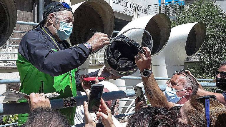 Vasco Rossi incontra la sua combriccola in un bosco lungo il Marecchia Vasco Rossi incontra la sua combriccola in un bosco lungo il Marecchia