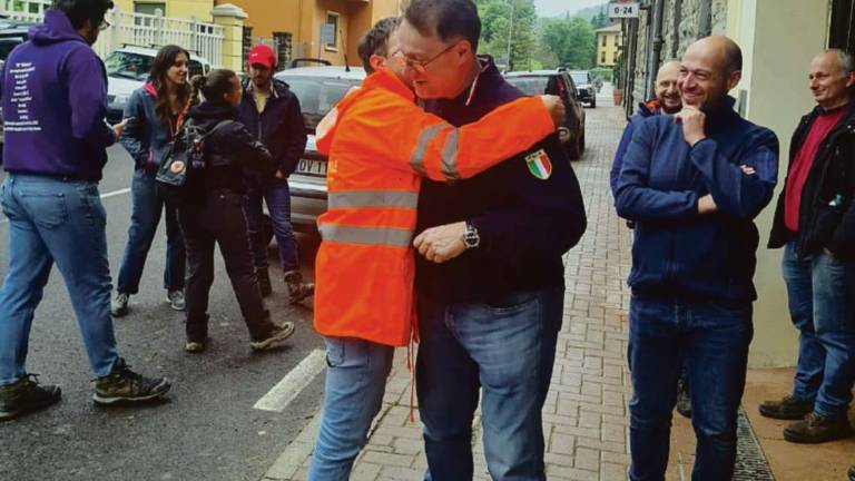 Si libera la strada e i due sindaci si abbracciano dalla gioia: Castrocaro e Rocca tornano unite Si libera la strada e i due sindaci si abbracciano dalla gioia: Castrocaro e Rocca tornano unite