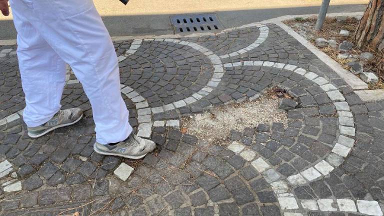 Cesenatico, cade sul porfido danneggiato e fa causa al Comune Cesenatico, cade sul porfido danneggiato e fa causa al Comune