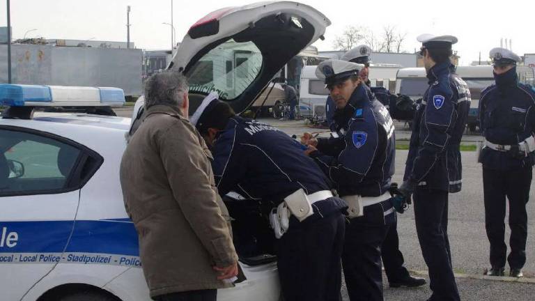 Ravenna, blitz della polizia locale in via Medulino Ravenna, blitz della polizia locale in via Medulino