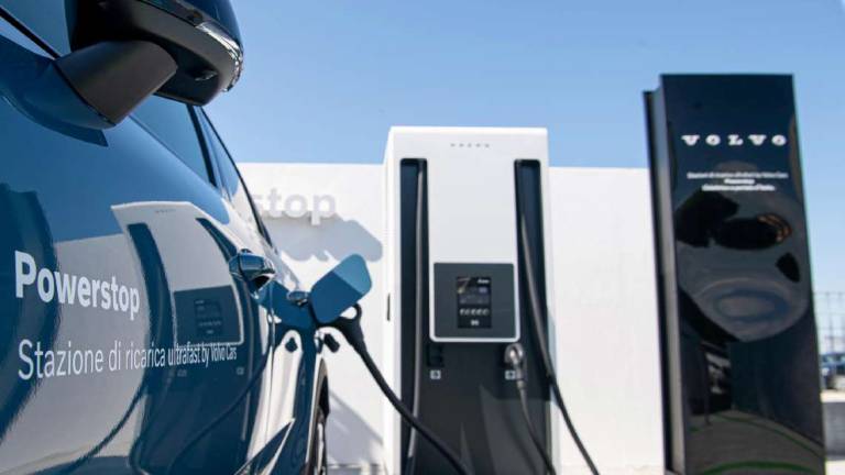 Ricarica elettrica per tutti al distributore energia alla Volvo Ricarica elettrica per tutti al distributore energia alla Volvo