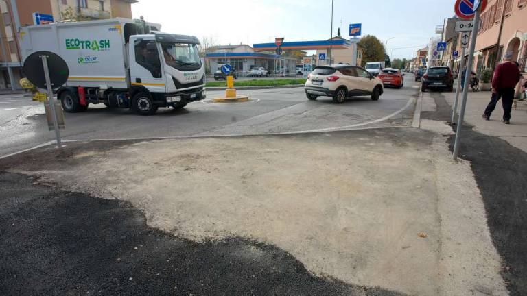 Ravenna, polemica per le toppe al nuovo marciapiede di via Ravegnana Ravenna, polemica per le toppe al nuovo marciapiede di via Ravegnana