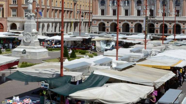 Forlì, lavoratori allontanati al mercato e all'Electrolux Forlì, lavoratori allontanati al mercato e all'Electrolux
