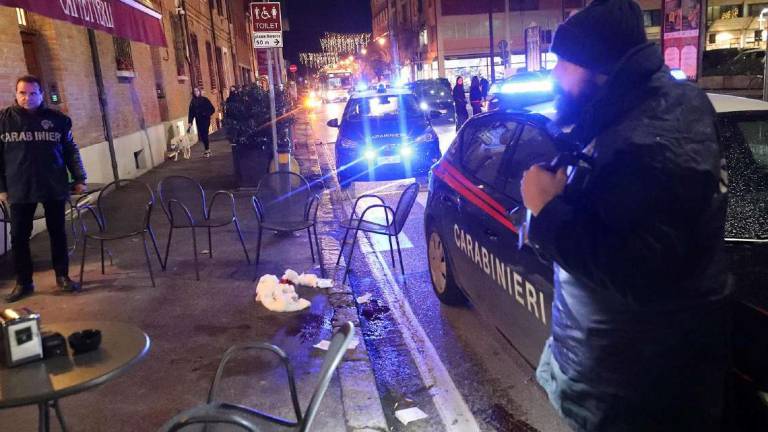 Accoltellamento a Ravenna: 2 auto per sparire, poi fuga sui tetti Accoltellamento a Ravenna: 2 auto per sparire, poi fuga sui tetti