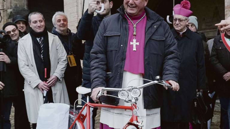 Rimini, il vescovo ecologico: Mi muovo in bici Rimini, il vescovo ecologico: Mi muovo in bici