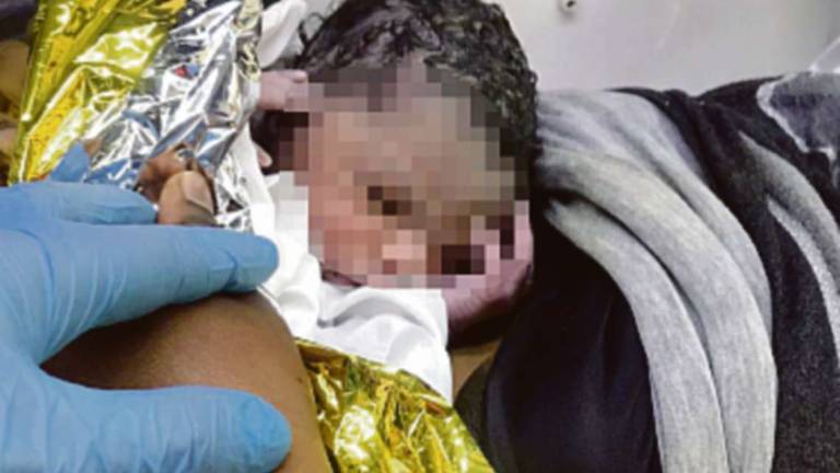 Mercato, la bimba ha fretta di nascere: parto in ambulanza Mercato, la bimba ha fretta di nascere: parto in ambulanza