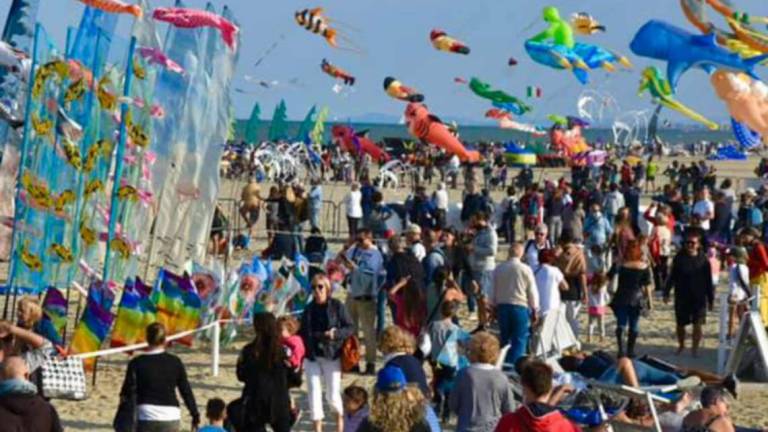 Voglia di volare: gli aquiloni a Cervia battono ogni record VIDEO Voglia di volare: gli aquiloni a Cervia battono ogni record VIDEO