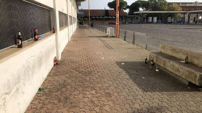 Vetri rotti e sporco dopo la notte di bisboccia: proteste a Cesena Vetri rotti e sporco dopo la notte di bisboccia: proteste a Cesena