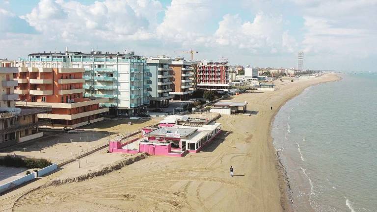 Cesenatico, mezza spiaggia, stesso mare: spariti 50 mila metri cubi di sabbia Cesenatico, mezza spiaggia, stesso mare: spariti 50 mila metri cubi di sabbia