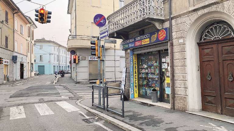 Cesena, ladri derubano un anziano in tabaccheria Cesena, ladri derubano un anziano in tabaccheria