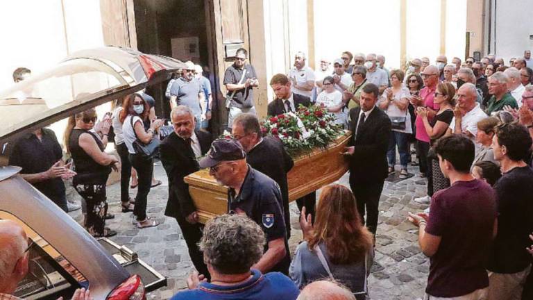 San Giovanni. Addio all’ex sindaco Bianchi, una folla al funerale San Giovanni. Addio all’ex sindaco Bianchi, una folla al funerale