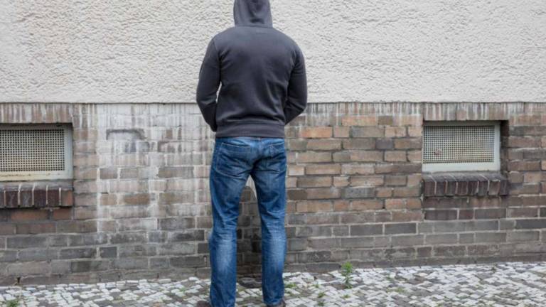 Ravenna, in 21 sorpresi a fare pipì in strada. Tra loro anche donne Ravenna, in 21 sorpresi a fare pipì in strada. Tra loro anche donne