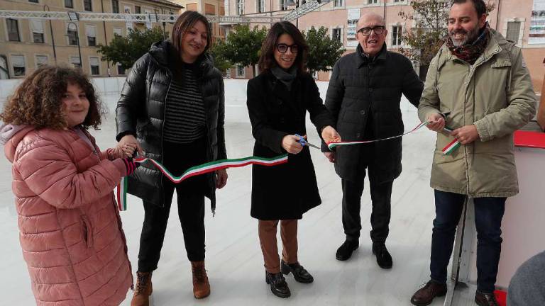 Ravenna, l'apertura della pista di ghiaccio slitta a domani Ravenna, l'apertura della pista di ghiaccio slitta a domani