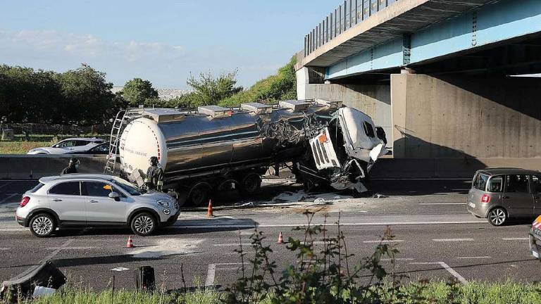 Tragico incidente di un camion in A14, un morto e traffico in tilt Tragico incidente di un camion in A14, un morto e traffico in tilt