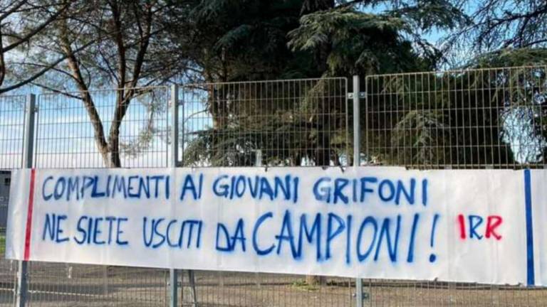Calcio C, Imolese: i tifosi applaudono i giovani Calcio C, Imolese: i tifosi applaudono i giovani