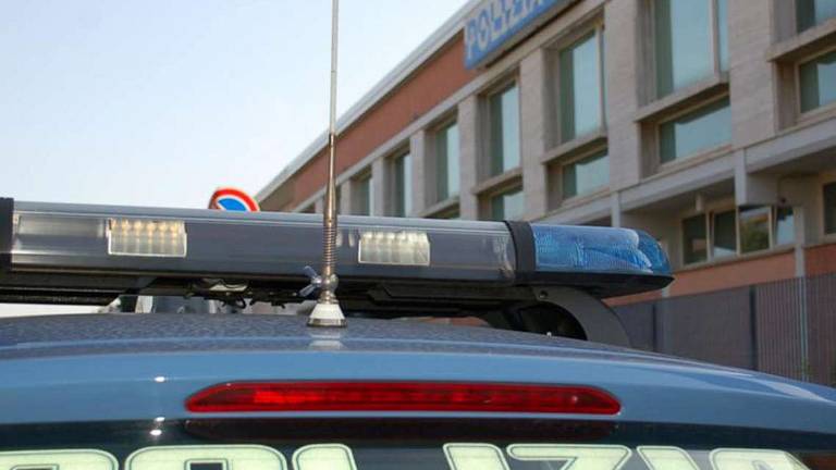 Faenza, ignora il divieto e si apposta sotto casa della ex alle 4 di mattina: scatta l'arresto Faenza, ignora il divieto e si apposta sotto casa della ex alle 4 di mattina: scatta l'arresto