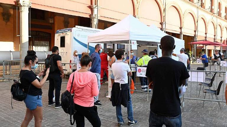 In coda per il vaccino in piazza alla festa per gli acquisti In coda per il vaccino in piazza alla festa per gli acquisti