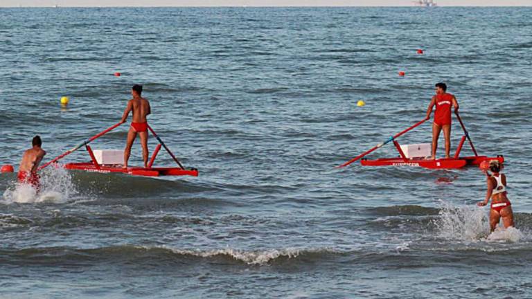 Bambino e anziano in alto mare portati in salvo dal bagnino: Stavano affogando Bambino e anziano in alto mare portati in salvo dal bagnino: Stavano affogando