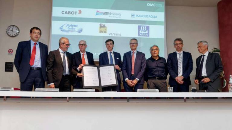 Una firma per la decarbonizzazione tra Ravenna e Ferrara Una firma per la decarbonizzazione tra Ravenna e Ferrara