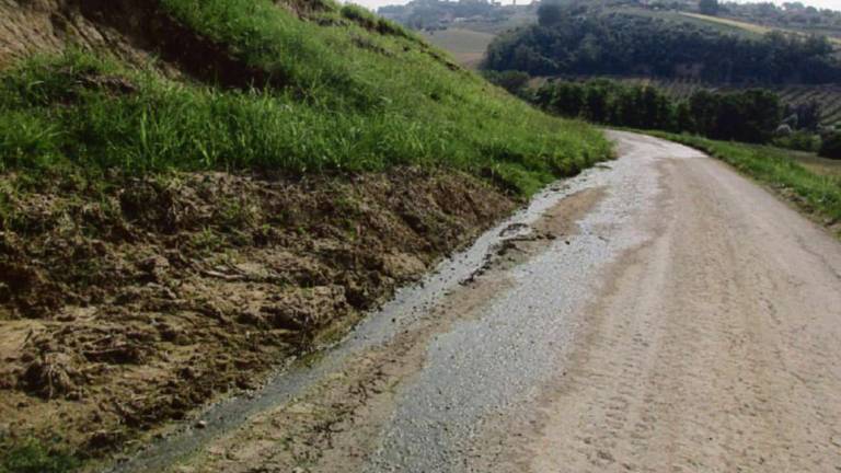 Montiano è piena di frane: arrivano aiuiti da lontano Montiano è piena di frane: arrivano aiuiti da lontano