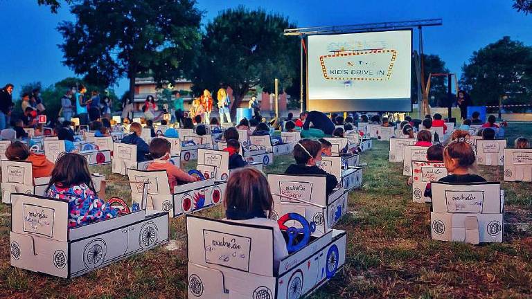Cesena, i bimbi si costruiscono l'auto per il film al drive in Cesena, i bimbi si costruiscono l'auto per il film al drive in