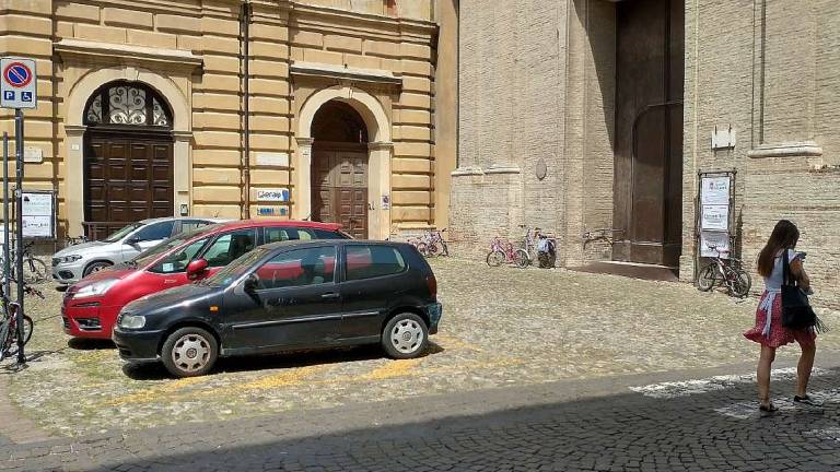 Cesena, tavolini del bar sul sagrato della chiesa dei Servi Cesena, tavolini del bar sul sagrato della chiesa dei Servi
