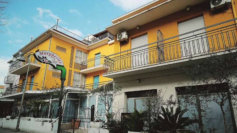 L'albergatore di Rimini: Non mi interessano i soldi, io continuo ad ospitare i profughi L'albergatore di Rimini: Non mi interessano i soldi, io continuo ad ospitare i profughi