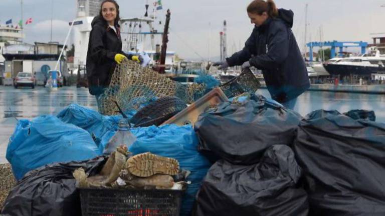 A Cesenatico prova di una rete da pesca che raccoglie solo rifiuti A Cesenatico prova di una rete da pesca che raccoglie solo rifiuti