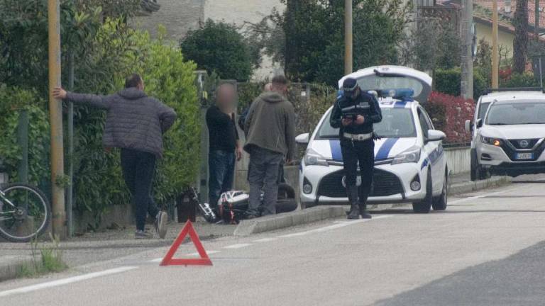 Cervia,minorenne si scontra in scooter contro autocarro Cervia,minorenne si scontra in scooter contro autocarro