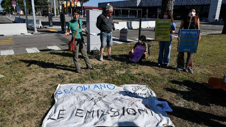Forlì, decolla la protesta contro l'aeroporto Forlì, decolla la protesta contro l'aeroporto