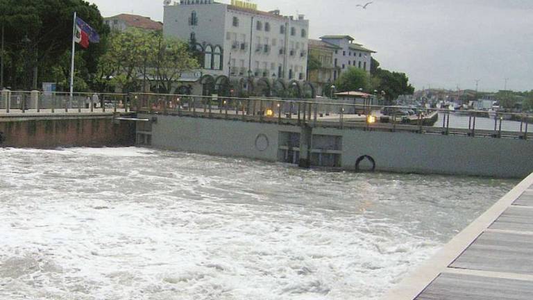 Cesenatico, lavori estivi alle Porte vinciane per curarne le ferite Cesenatico, lavori estivi alle Porte vinciane per curarne le ferite