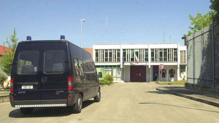 Rimini, carcerato finge di stare male e scappa rintracciato grazie a un tatuaggio Rimini, carcerato finge di stare male e scappa rintracciato grazie a un tatuaggio