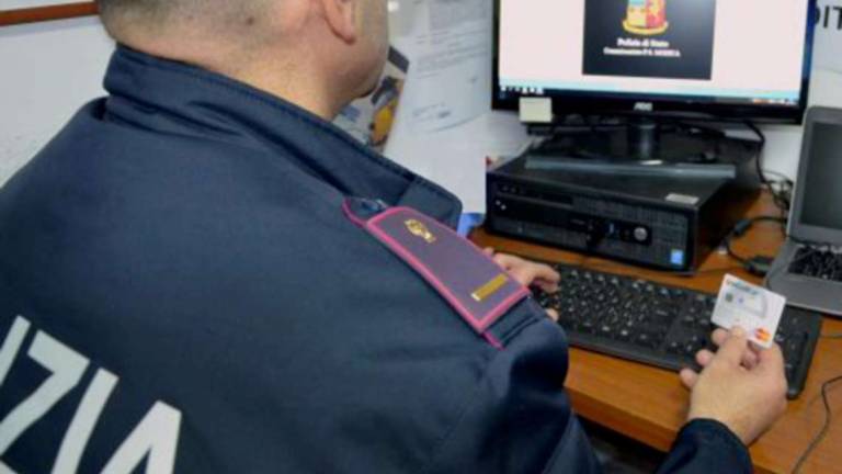 Rimini. Fanno scorta di sigarette e caramelle con la carta rubata a un noto imprenditore Rimini. Fanno scorta di sigarette e caramelle con la carta rubata a un noto imprenditore