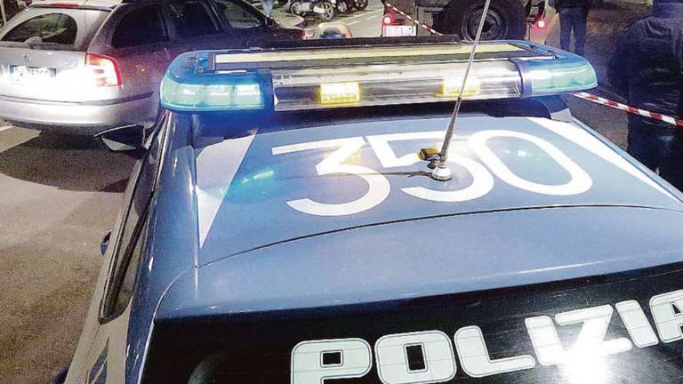 Rimini, rapina un ragazzo e aggredisce i passanti: scatta l'arresto Rimini, rapina un ragazzo e aggredisce i passanti: scatta l'arresto