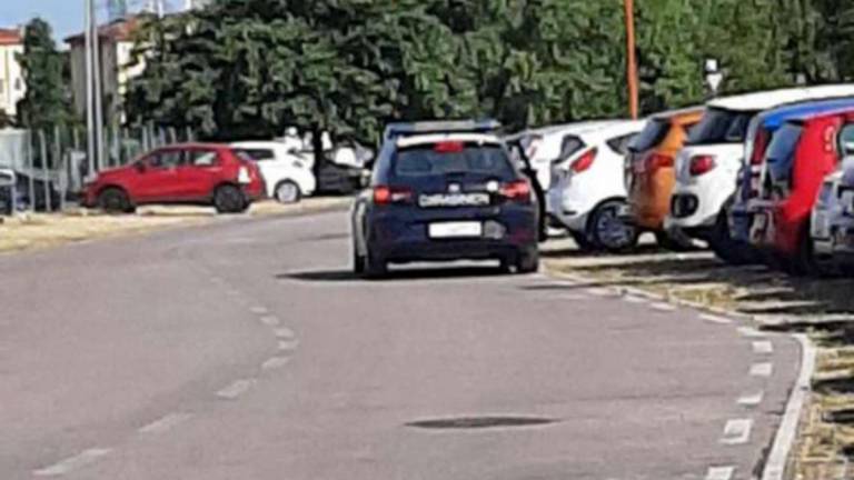 Cesena, senza pantaloni si tocca nel parcheggio: è allarme Cesena, senza pantaloni si tocca nel parcheggio: è allarme