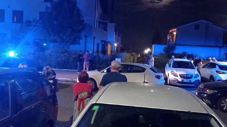 Aggressione a Cesenatico, il vicino: Li stava massacrando, poteva finire davvero male Aggressione a Cesenatico, il vicino: Li stava massacrando, poteva finire davvero male
