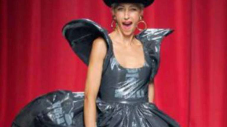 Quando Moschino sfilava con i sacchi faentini del pattume Quando Moschino sfilava con i sacchi faentini del pattume