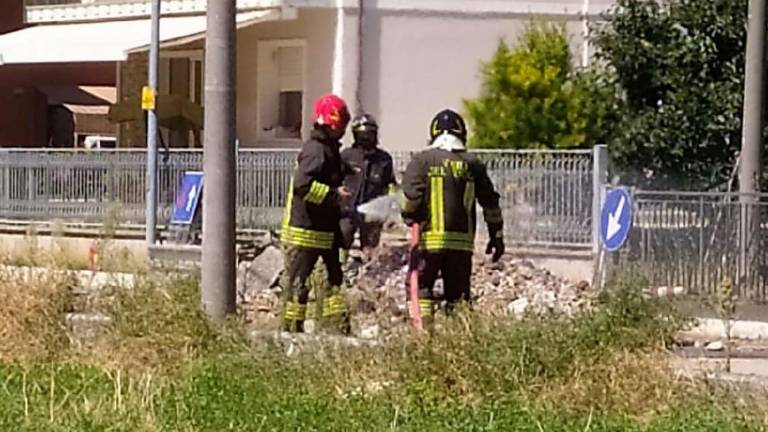 Cesenatico: conduttura del gas a fuoco durante il cantiere Cesenatico: conduttura del gas a fuoco durante il cantiere