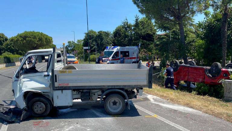 Cesenatico, ennesimo schianto e i residenti chiedono una rotonda in via Fossa Cesenatico, ennesimo schianto e i residenti chiedono una rotonda in via Fossa