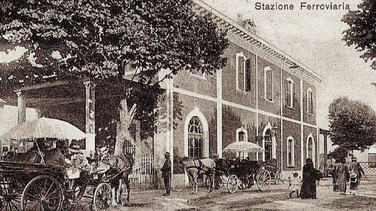 Non c’è lavoro e la politica riempie il vuoto della giornata Non c’è lavoro e la politica riempie il vuoto della giornata