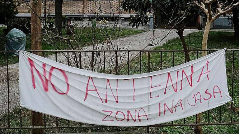 Rimini. Ina casa pronta a scendere in piazza contro l'antenna Rimini. Ina casa pronta a scendere in piazza contro l'antenna