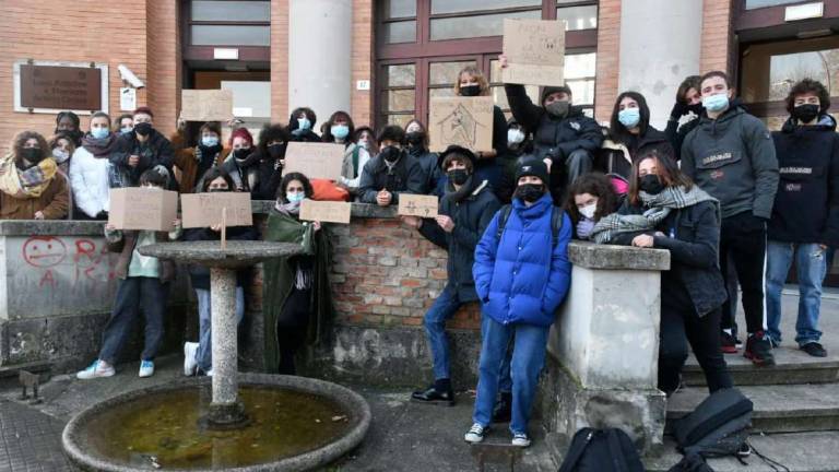 Forlì, al Canova si fa lezione in gazebo: la rabbia degli studenti Forlì, al Canova si fa lezione in gazebo: la rabbia degli studenti