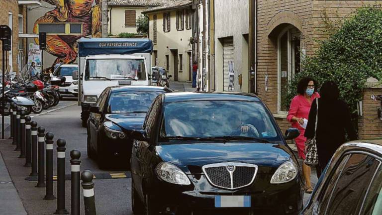 Rimini, il calvario di via Ducale: 15mila vetture sotto casa Rimini, il calvario di via Ducale: 15mila vetture sotto casa